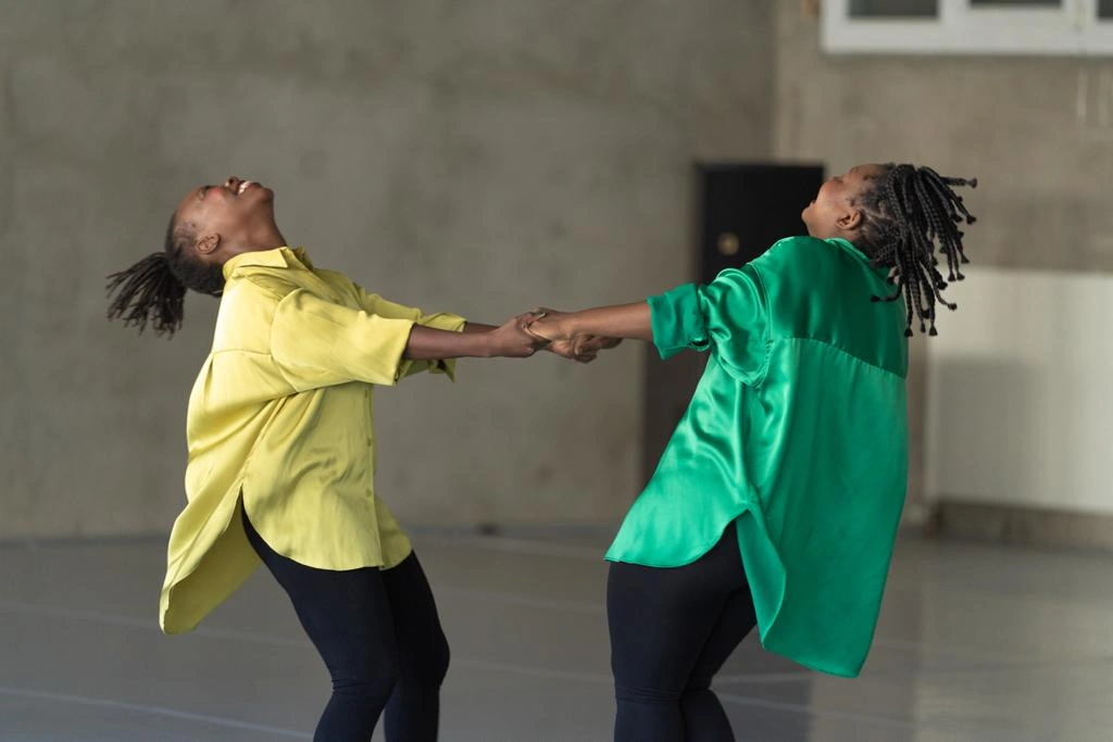 Renate Ndombe guidant un atelier de danse libre