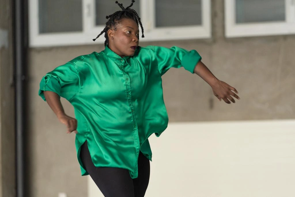 Renate Ndombe en mouvement lors d'un atelier de danse